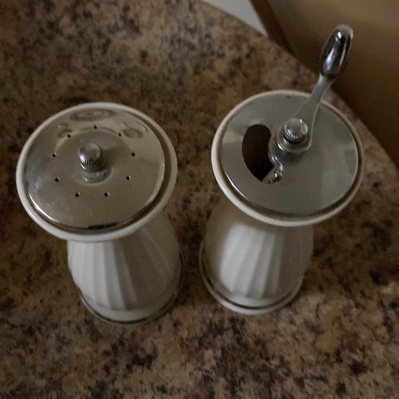 Old Thompson pepper grinder& salt shaker - Picture 2 of 4
